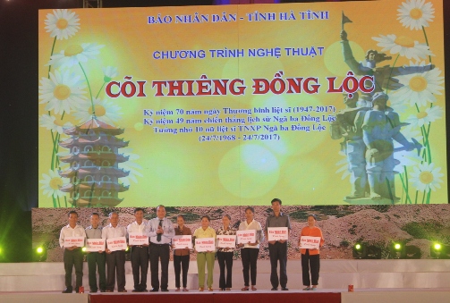Thủ tướng Nguyễn Xuân Phúc trao tặng sổ tiết kiệm tri ân cho thân nhân 10 anh hùng, liệt sỹ TNXP hy sinh tại Ngã ba Đồng Lộc